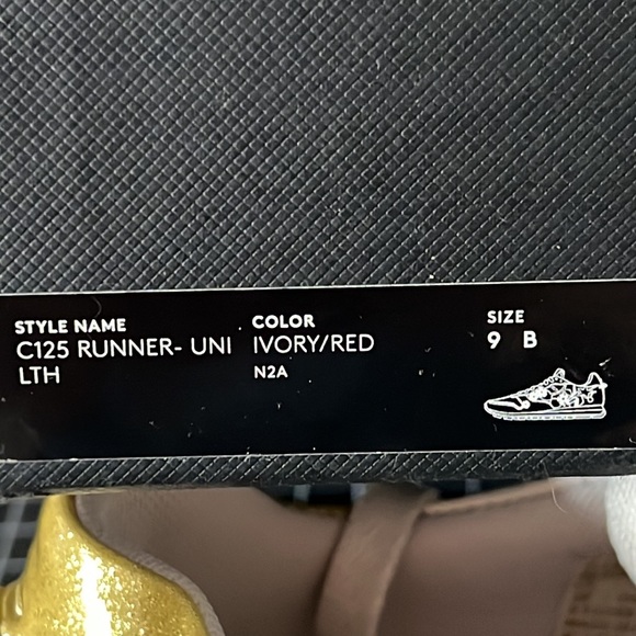 Like new Women Runner Coach Sneakers Size 9. - Picture 8 of 9